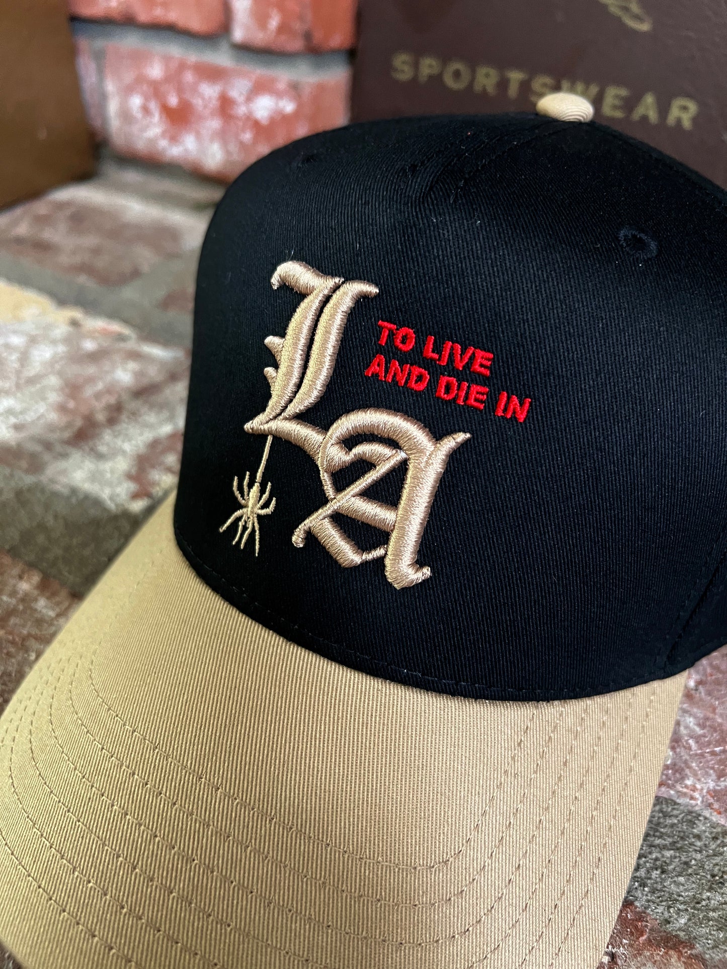 To live and Die in LA 5 Panel Snap Back Cap in Black/Beige
