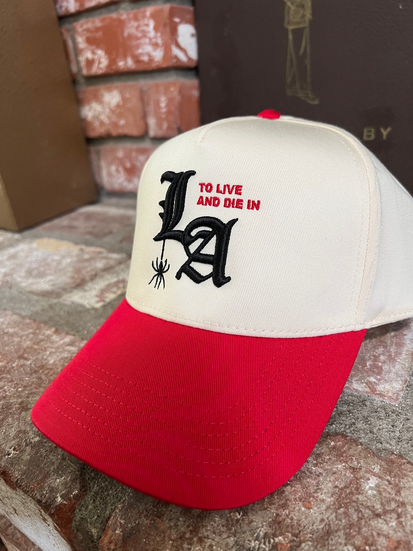 To live and Die in LA 5 Panel Snap Back Cap in Natural/Red