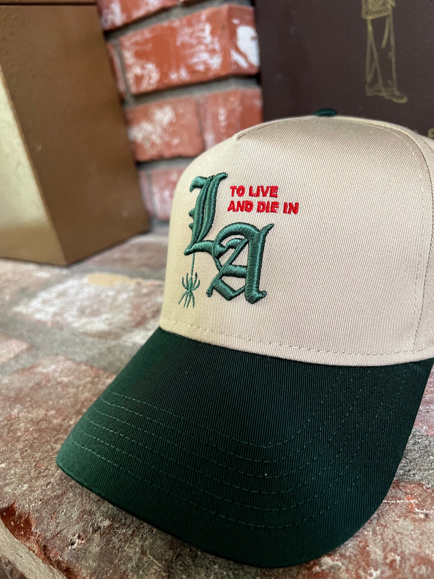 To live and Die in LA 5 Panel Snap Back Cap in Beige/Green